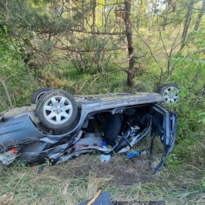 Die Familie aus der Ukraine überschlug sich mit ihrem Auto auf der Autobahn 2. Der Wagen blieb schließlich völlig zerstört in der Böschung liegen.
