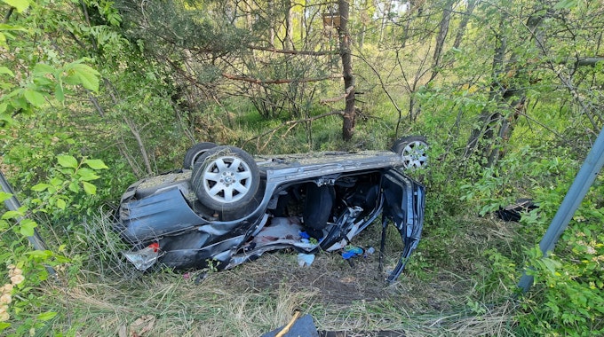 Die Familie aus der Ukraine überschlug sich mit ihrem Auto auf der Autobahn 2. Der Wagen blieb schließlich völlig zerstört in der Böschung liegen.