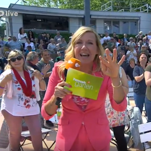Andrea Kiewel beim ZDF-„Fernsehgarten “am 8. Mai 2022: Urplötzlich kam sie mit einer unanständigen Idee um die Ecke.