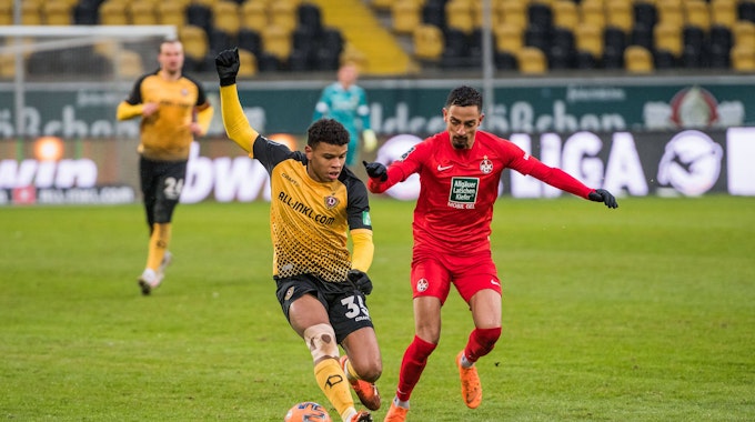 Dresdens Ransford-Yeboah (l.) gegen Kenny Prince Redondo (r.) von Kaiserslautern im Zweikampf um den Ball.