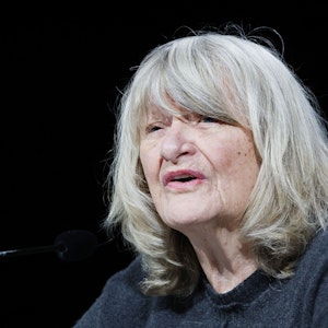Alice Schwarzer, Autorin und Feministin, auf einer Pressekonferenz im März 2022. Schwarzer kritisiert den ukrainischen Präsidenten Selenskyj mit scharfen Tönen.