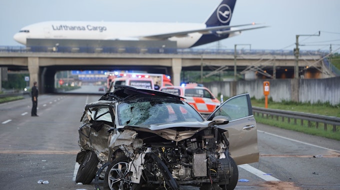 08.05.2022, Hessen, Frankfurt/Main: Ein zerstörtes Auto steht auf der Autobahn 3. Bei zwei unmittelbar aufeinanderfolgenden Unfällen auf der A3 in der Nähe des Frankfurter Flughafens sind mehrere Menschen schwer verletzt worden, eine Person tödlich.