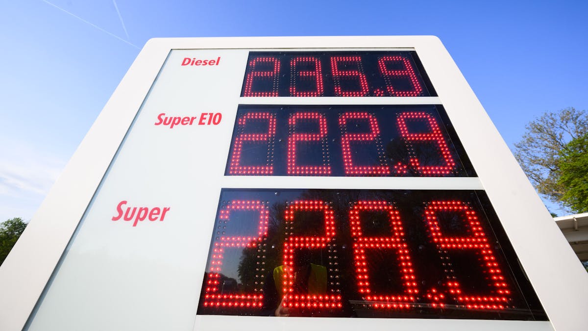 Eine Anzeigetafel an einer Autobahn-Tankstelle zeigt Anfang Mai hohe Preise für Diesel, Super E10 und Super Benzin an. Bei einem Ölembargo gegen Russland erwarten Experte steigende Preise.