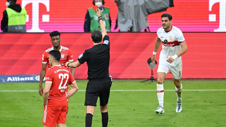 Kingsley Coman vom FC Bayern München sieht von Deniz Aytekin die Rote Karte.