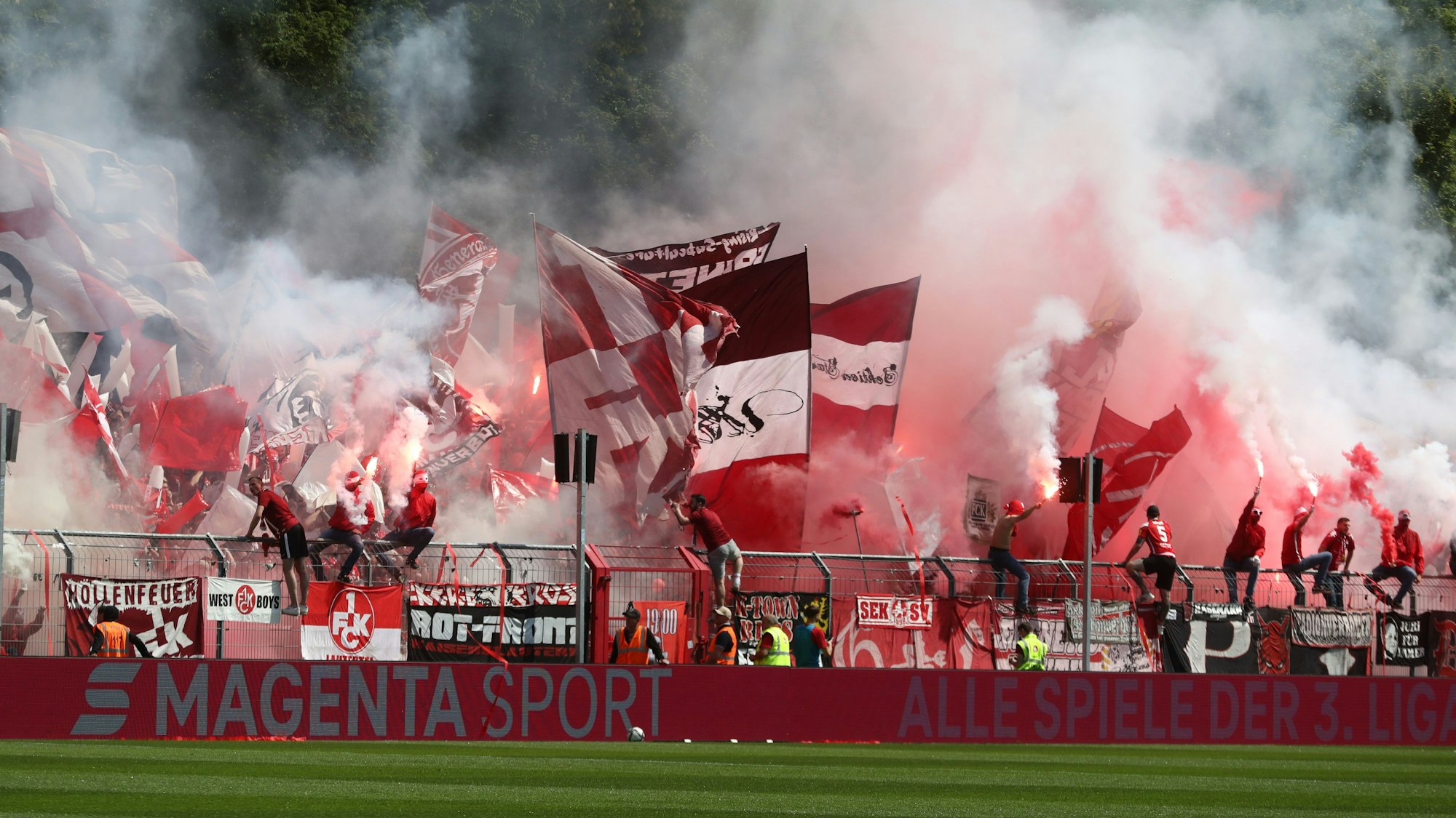 Fans des 1. FC Kaiserslautern zünden Pyrotechnik.