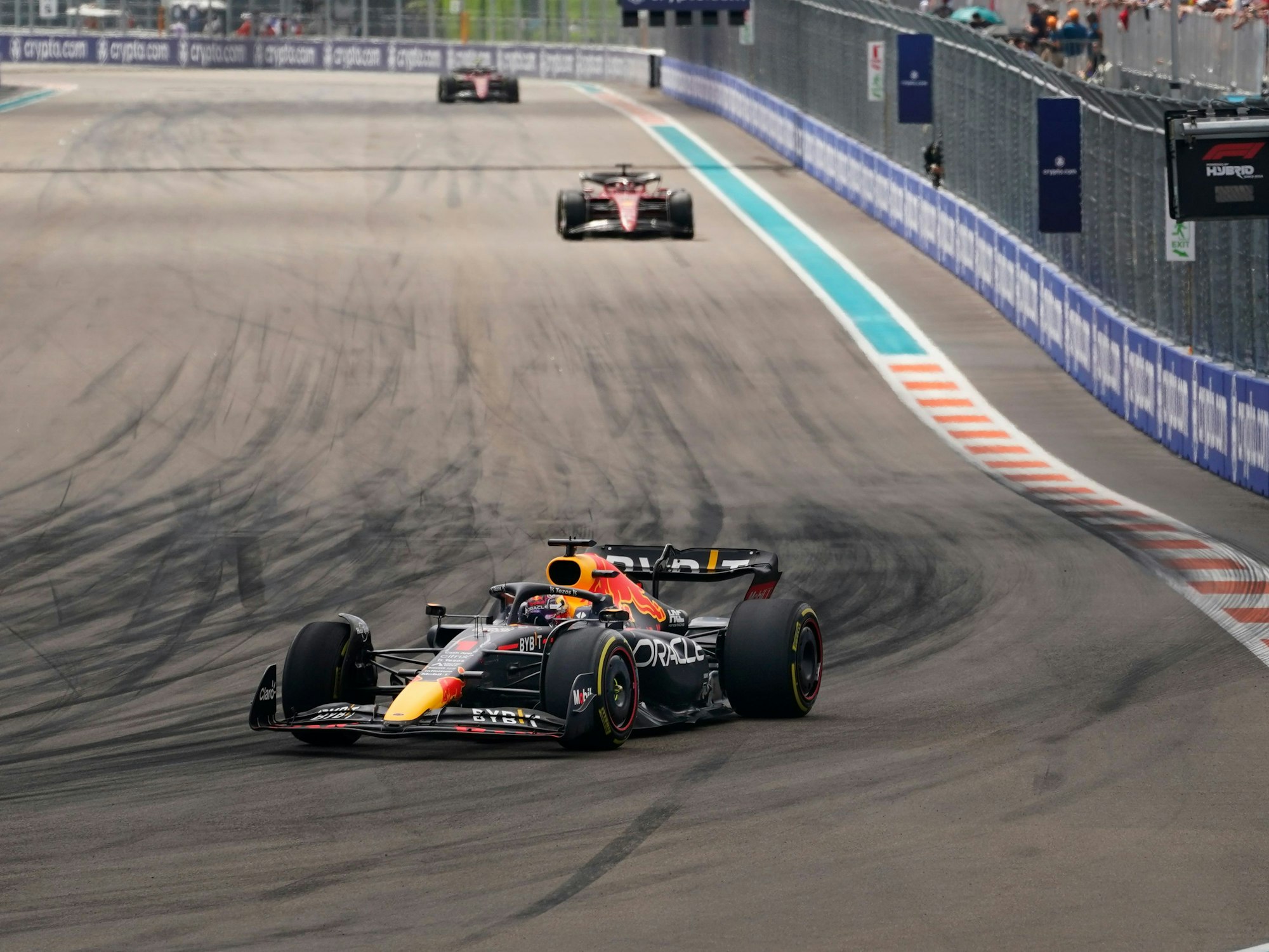 Motorsport: Formel-1-Weltmeisterschaft, Grand Prix von Miami, Rennen: Max Verstappen aus den Niederlanden vom Team Red Bull fährt vor Charles Leclerc aus Monaco vom Team Ferrari.