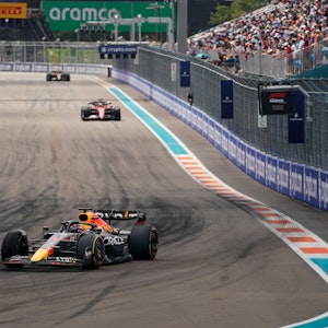 Motorsport: Formel-1-Weltmeisterschaft, Grand Prix von Miami, Rennen: Max Verstappen aus den Niederlanden vom Team Red Bull fährt vor Charles Leclerc aus Monaco vom Team Ferrari.