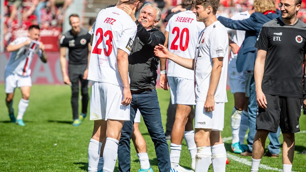 Olaf Janßen freut sich mit seinen Spielern von Viktoria Köln.