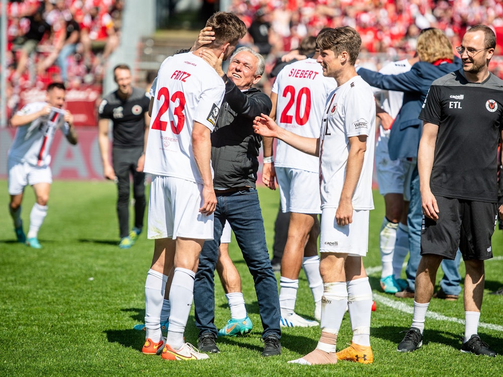 Olaf Janßen freut sich mit seinen Spielern von Viktoria Köln.