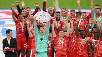 Manuel Neuer vom FC Bayern München präsentiert die Meisterschale.