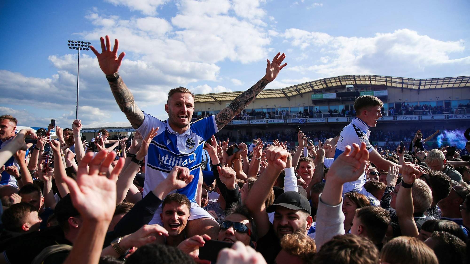 Fans und Spieler von den Bristol Rovers feiern gemeinsam den Aufstieg in die Drittklassigkeit.