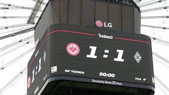 Der Videowürfel im Deutsche Bank Park zeigt den 1:1-Endstand zwischen Eintracht Frankfurt und Borussia Mönchengladbach am 8. Mai 2022.
