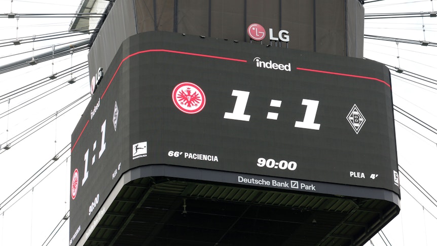 Der Videowürfel im Deutsche Bank Park zeigt den 1:1-Endstand zwischen Eintracht Frankfurt und Borussia Mönchengladbach am 8. Mai 2022.