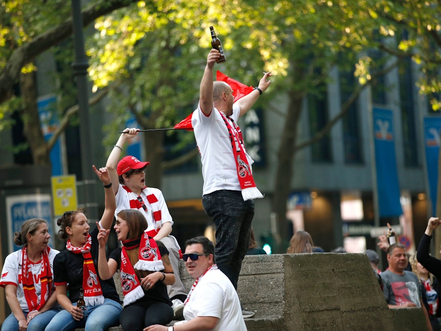 Die Fans des 1. FC Köln feiern auf den Ringen den Einzug in den Europapokal.
