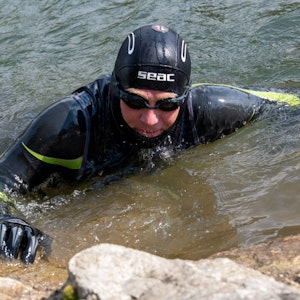 Andreas Fath schwimmt in der Donau.