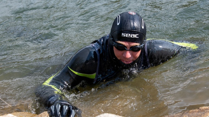 Andreas Fath schwimmt in der Donau.