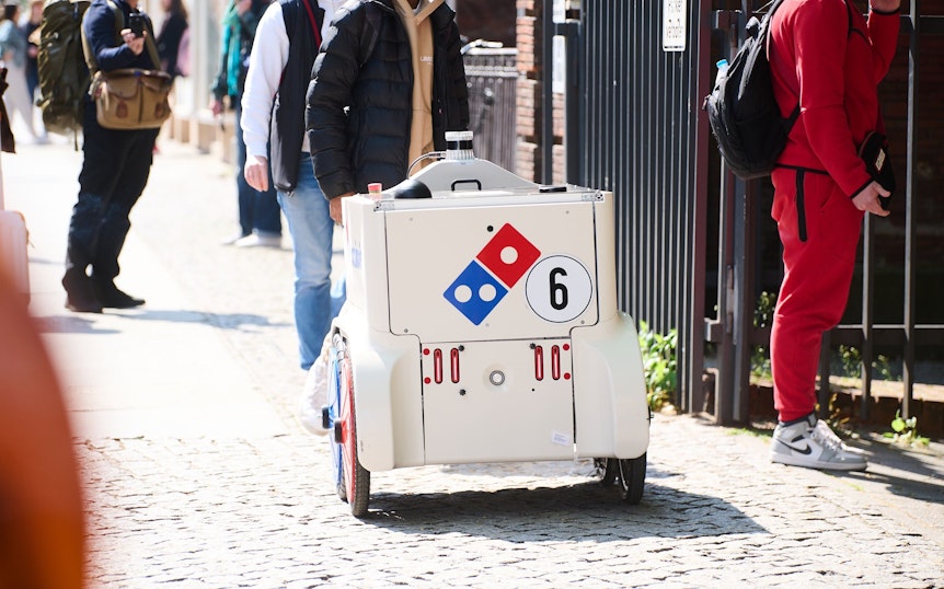 Domino's testet Pizza-Roboter in Berlin-Charlottenburg. Das Bild zeigt den Lieferroboter am 2. Mai 2022 auf einem Gehweg.