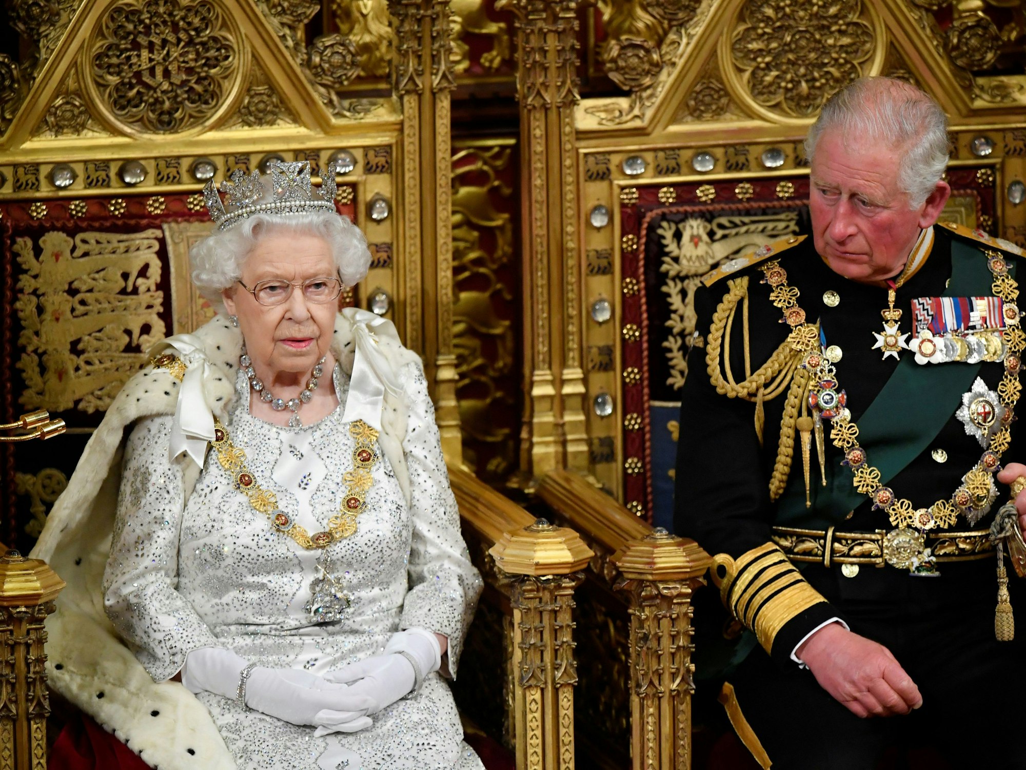 Queen Elizabeth II (l), sitzt neben ihrem Sohn, Prinz Charles, bevor sie ihre Rede zur Eröffnung des Parlaments im House of Lords in Westminster hält.