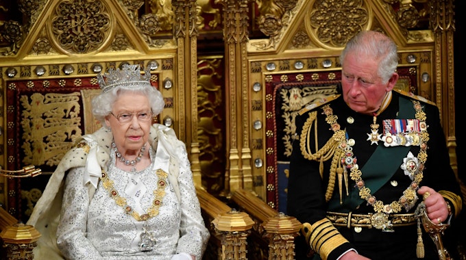 Queen Elizabeth II (l), sitzt neben ihrem Sohn, Prinz Charles, bevor sie ihre Rede zur Eröffnung des Parlaments im House of Lords in Westminster hält.