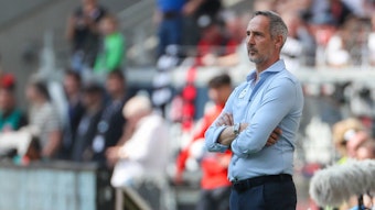 Adi Hütter, Trainer von Borussia Mönchengladbach, schaut am 8. Mai 2022 kritisch auf das Spielfeld beim Match gegen Eintracht Frankfurt.