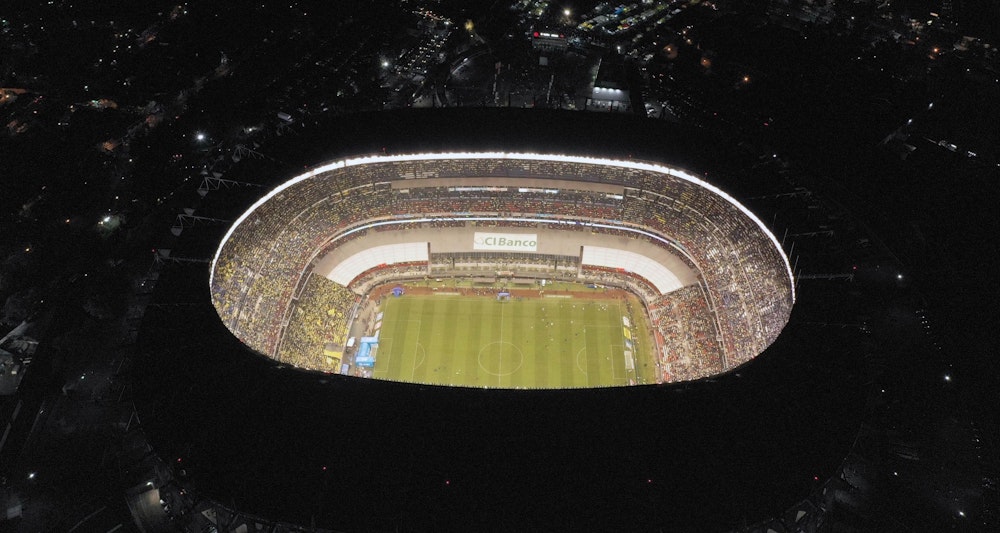 Ein Blick ins beleuchtete Aztekenstadion bei einem Ligaspiel in Mexiko. Für die WM 2026 soll die Arena umgebaut werden