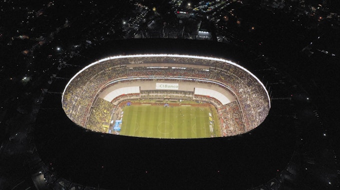 Ein Blick ins beleuchtete Aztekenstadion bei einem Ligaspiel in Mexiko. Für die WM 2026 soll die Arena umgebaut werden