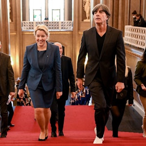 Berlins Regierende Bürgermeisterin Franziska Giffey (SPD, 2.vl), DFB-Präsident Bernd Neuendorf (l), Joachim Löw (2.vr), ehemaliger Bundestrainer, und DFB-Generalsekretärin Heike Ullrich kommen zum Cup-Handover.