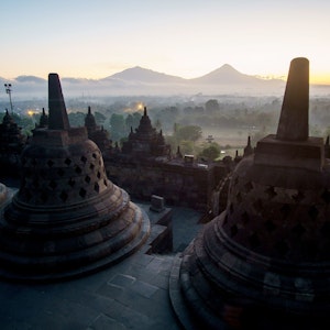 Das Bild zeigt eine buddhistische Tempelanlage bei Sonnenaufgang am 4. September 2019 auf der indonesischen Insel Java.
