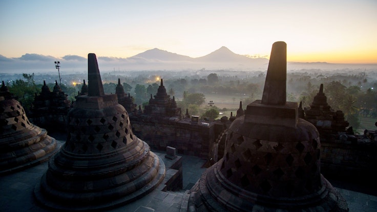 Das Bild zeigt eine buddhistische Tempelanlage bei Sonnenaufgang am 4. September 2019 auf der indonesischen Insel Java.