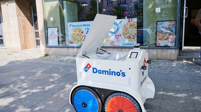 Pilotprojekt in Berlin: Pizza-Kette Domino's testet Pizza-Roboter. Das Bild zeigt einen solchen Pizza-Roboter am 2. Mai 2022 im Einsatz.