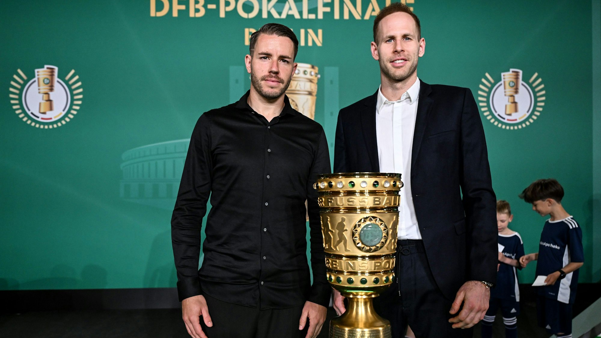 Freiburgs Christian Günter (l) und Leipzigs Torwart Peter Gulacsi stehen neben dem DFB-Pokal beim Cup-Handover.