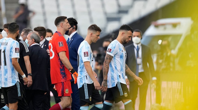 Die argentinischen Spieler Nicolas Otamendi, Giovani Lo Celso und Torhüter Emiliano Martinez verlassen das Spielfeld während der ersten Halbzeit. Das WM-Quali-Spiel gegen Brasilien im September 2021 wurde abgebrochen.