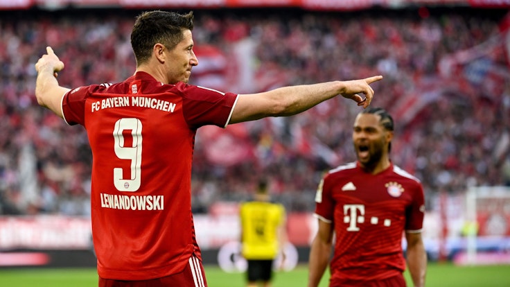 Robert Lewandowski und Serge Gnabry feiern auf dem Platz einen Treffer gegen Borussia Dortmund. Hasan Salihamidzic hat sich zu einer Verlängerung der beiden Bayern-Stars geäußert.