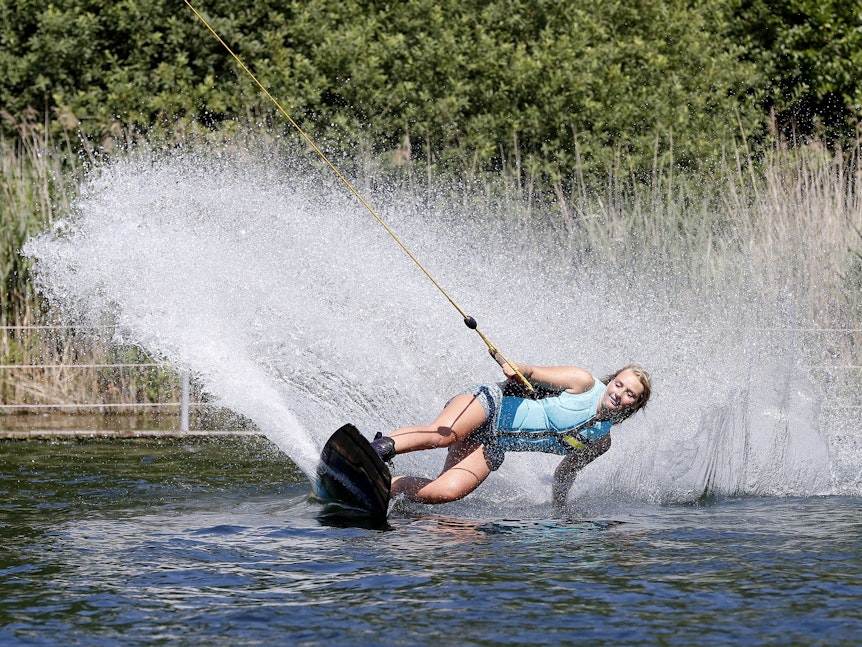 Eine Frau fährt auf dem Bleibtreusee in der Nähe von Köln Wasserski.
