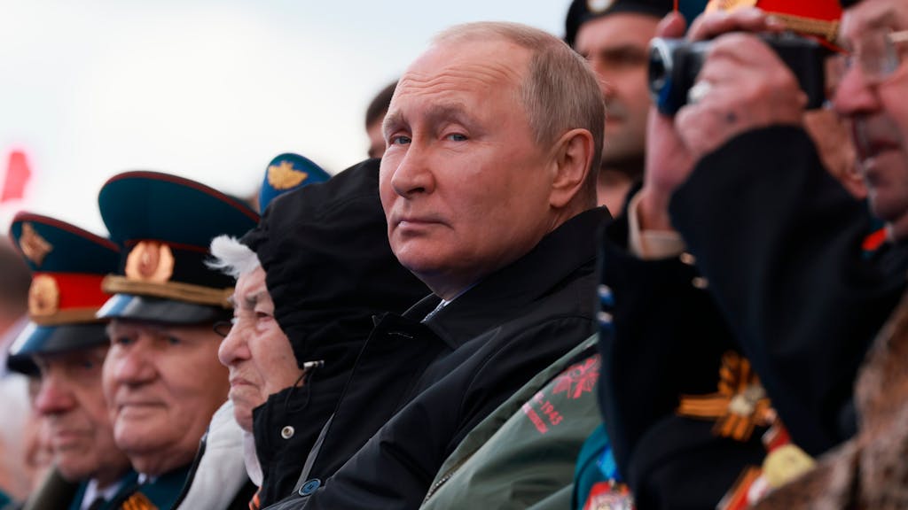 Wladimir Putin während der Parade am 9. Mai 2022 in Moskau. Das gesicht wirkt aufgedunsen und wächsern.