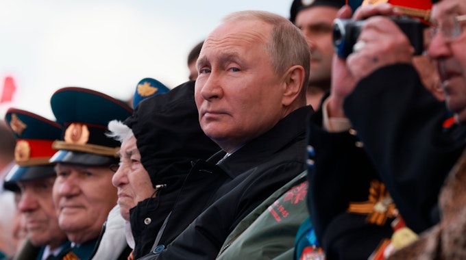 Wladimir Putin während der Parade am 9. Mai 2022 in Moskau. Das gesicht wirkt aufgedunsen und wächsern.