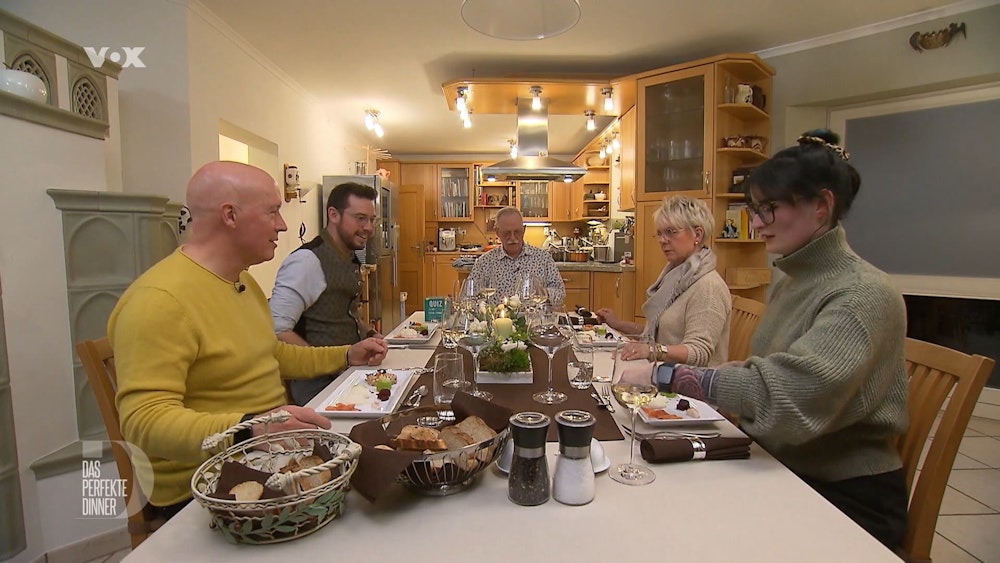 Gastgeber Reinhold (Mitte) serviert seinen Gästen (von links) Leander, Julian, Gabi und Vivi in der am 10. Mai 2022 ausgestrahlten Folge von „Das perfekte Dinner“ Fisch und Kalb.
