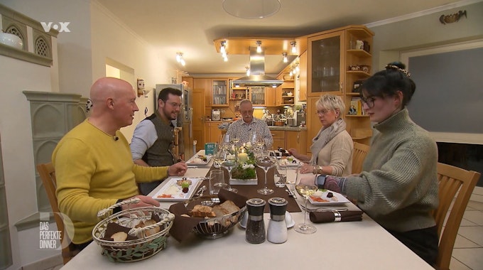 Gastgeber Reinhold (Mitte) serviert seinen Gästen (von links) Leander, Julian, Gabi und Vivi in der am 10. Mai 2022 ausgestrahlten Folge von „Das perfekte Dinner“ Fisch und Kalb.