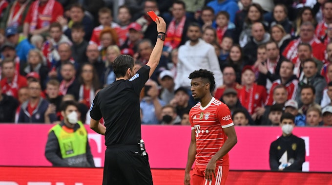Schiedsrichter Deniz Aytekin (l.) zeigte Kingsley Coman am Sonntag (8. Mai 2022) nach einer Tätlichkeit die Rote Karte.