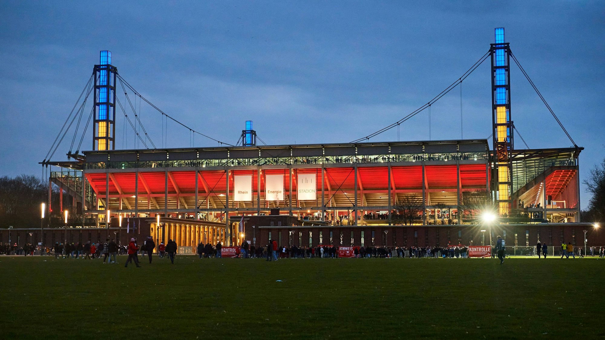 Das Rhein-Energie-Stadion in Köln ist in den Abendstunden beleuchtet