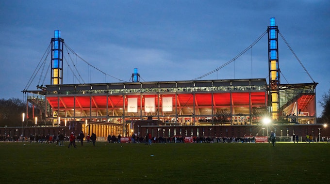 Das Rhein-Energie-Stadion in Köln ist in den Abendstunden beleuchtet