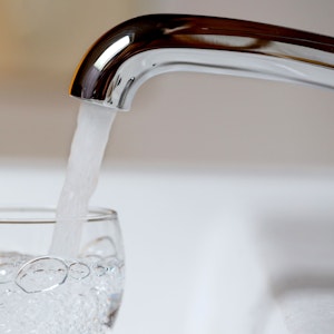 Trinkwasser wird am 28. Juli 2016 aus einem Wasserhahn in Mülheim in ein Wasserglas gefüllt.