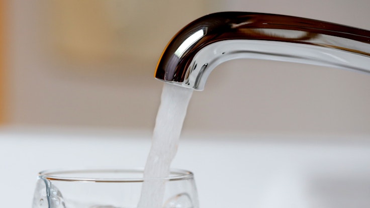 Trinkwasser wird am 28. Juli 2016 aus einem Wasserhahn in Mülheim in ein Wasserglas gefüllt.