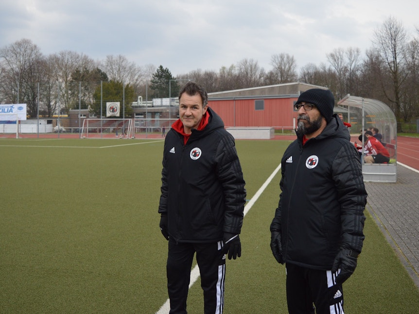 Lülsdorf-Trainer Theodoros Psillakis und Co-Trainer Sevket Alkoyak stehen am Spielfeldrand.