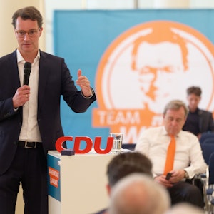 Hendrik Wüst, Spitzenkandidat der CDU zur Landtagswahl in Nordrhein-Westfalen, spricht bei einer Wahlkampfveranstaltung im Gürzenich in Köln.