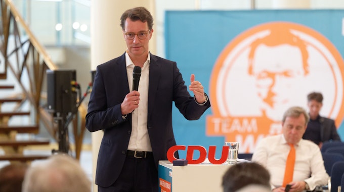 Hendrik Wüst, Spitzenkandidat der CDU zur Landtagswahl in Nordrhein-Westfalen, spricht bei einer Wahlkampfveranstaltung im Gürzenich in Köln.