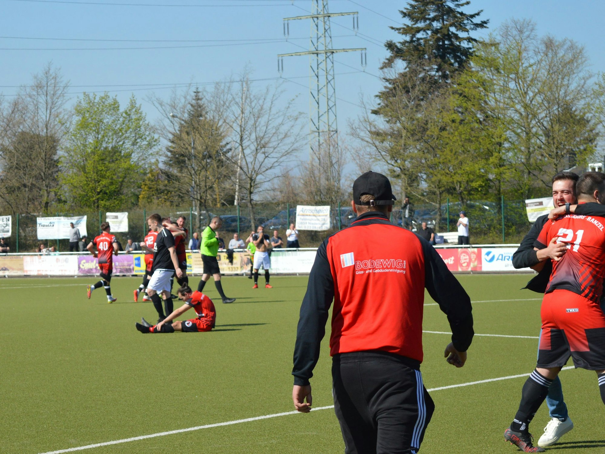 Amateurfußballspiel zwischen Lülsdorf und Niederkassel. Lülsdorf jubelt über den Derbysieg.