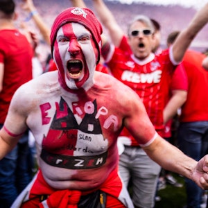 Die Fans des 1. FC Köln feiern den Einzug in den Europapokal im Rhein-Energie-Stadion.
