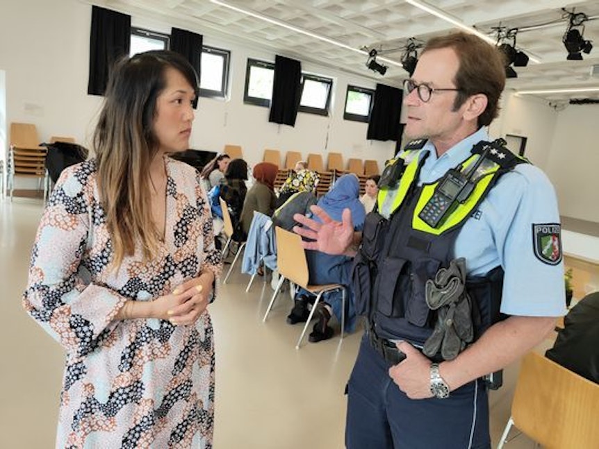 Polizist Sven Bartz im Gespräch mit Sozialarbeiterin Joana Honevogt.