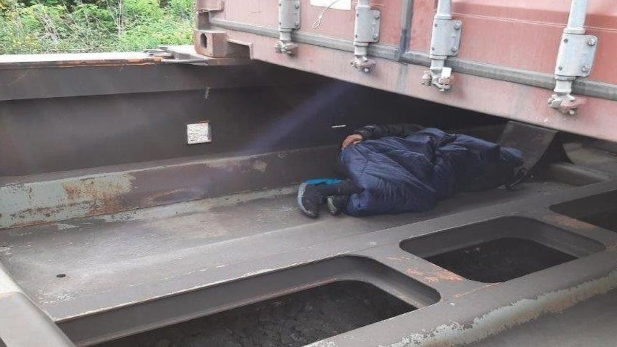 Mann wird schlafend unter Güterzug gefunden.